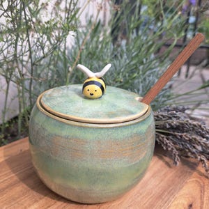 Handmade Stoneware Honey Pot with Bee Lid, Foodsafe Glaze (12.5cm)