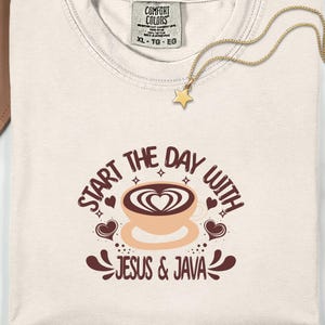 Camiseta con colores reconfortantes de Jesús y Java, camiseta cristiana para amantes del café, camiseta cristiana para mujer