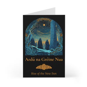Könnte beinhalten: Grußkarte mit schwarzem Hintergrund. Sie zeigt eine detaillierte Illustration eines Steinkreises und Figuren in Umhängen unter einem Sternenhimmel. Der Text "Ardú na Gréine Nua" und "Rise of the New Sun" ist in Gold dargestellt.
