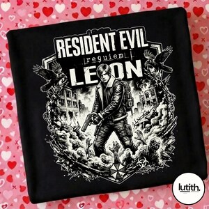 Może przedstawiać: Czarny t-shirt z grafiką z gry "Resident Evil: Requiem". Projekt zawiera napis "Resident Evil" nad imieniem "Leon", postacią z pistoletem, otoczoną przez zombie i kruki. Koszulka ma okrągły dekolt.