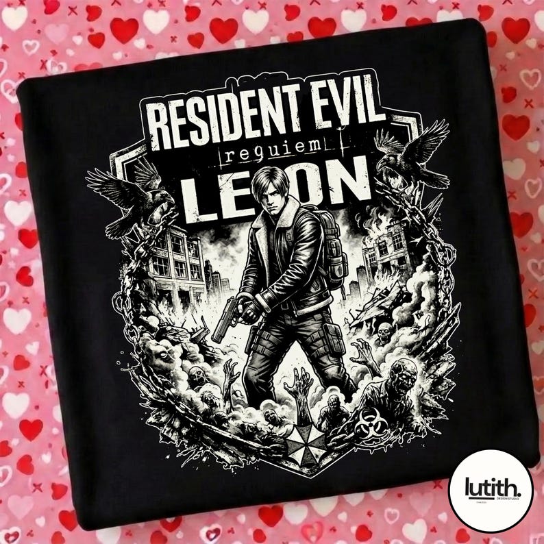 Może przedstawiać: Czarny t-shirt z grafiką z gry "Resident Evil: Requiem". Projekt zawiera napis "Resident Evil" nad imieniem "Leon", postacią z pistoletem, otoczoną przez zombie i kruki. Koszulka ma okrągły dekolt.
