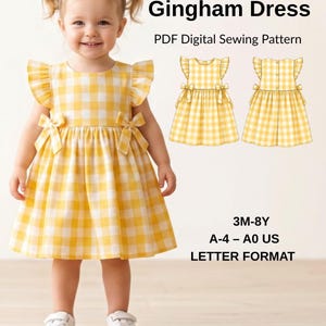 Könnte beinhalten: Ein gelb-weißes Kleid mit Vichy-Karomuster, Flügelärmeln und seitlichen Schleifen, präsentiert als digitales PDF-Schnittmuster. Der Text lautet Yellow Daisy Gingham Dress, PDF Digital Sewing Pattern, 3M-8Y, A-4 - A0 US LETTER FORMAT.