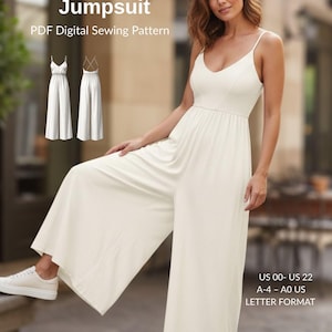 Op de afbeelding: Een crèmekleurige jumpsuit met wijde pijpen, dunne spaghettibandjes en een V-hals. De tekst luidt Cozy Wide Leg Jumpsuit PDF Digital Sewing Pattern, US 00- US 22, A-4 - A0 US LETTER FORMAT. Bevat een klein diagram van het voor- en achteraanzicht.