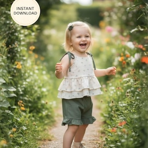 K&ouml;nnte beinhalten: Ein junges Kind tr&auml;gt ein cremefarbenes Oberteil mit Blumenmuster und gr&uuml;ne Shorts mit R&uuml;schensaum. Das Kind l&auml;chelt und geht auf einem Steinweg, umgeben von Blumen. Das Oberteil hat gr&uuml;ne Bindeb&auml;nder. Das Bild enth&auml;lt eine kreisf&ouml;rmige Grafik "SOFORT-DOWNLOAD".