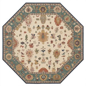 Op de afbeelding: Een achthoekig vloerkleed met een crèmekleurig midden en een turquoise rand. Het kleed heeft ingewikkelde bloemen- en geometrische patronen in tinten oranje, geel, roze en blauw. Het ontwerp doet denken aan traditionele Perzische tapijten, ongeveer 240 cm in diameter.