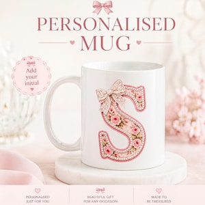 Op de afbeelding: Witte keramische mok met een grote, sierlijke letter "S" versierd met roze rozen en een strik. De mok heeft de tekst "PERSONALISED MUG" bovenaan en de zinnen "PERSONALISED JUST FOR YOU", "BEAUTIFUL GIFT FOR ANY OCCASION" en "MADE TO BE TREASURED" eronder.
