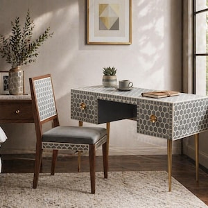 Scrivania di lusso con intarsi geometrici grigi, realizzata a mano, ideale per l'ufficio domestico.