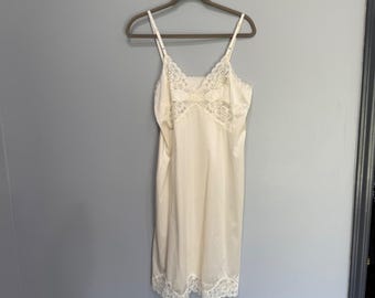 Vanity Fair vintage crèmekleurige onderjurk met kanten rand en nylon tricot gemaakt in de VS 36