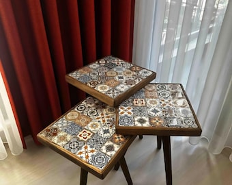 Set di 3 tavolini impilabili rustici in noce – Tavolini laterali con piano in ceramica fatti a mano, tavolino da caffè boho, complemento d'arredo vintage per la casa