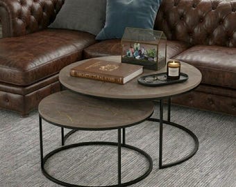 Ensemble de 2 tables basses gigognes rondes, plateau effet marbre, structure en métal style industriel, mobilier de salon moderne et peu encombrant