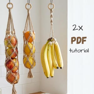 Può includere: Tre portafrutta in macramè con anelli e perline di legno. Uno contiene mele, un altro arance e limoni, e il terzo banane. Il testo "2x PDF tutorial" è visibile a destra.