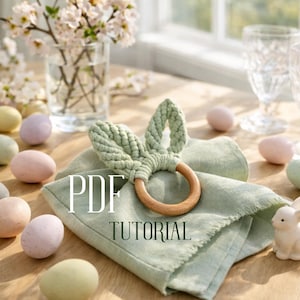 Peut inclure: Une tasse en céramique blanche avec une anse noire et l'inscription "But First, Coffee" en gras noir. La tasse est posée sur un fond flou, suggérant un cadre chaleureux.