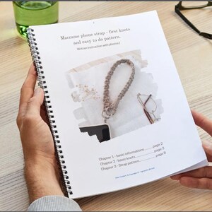 Peut inclure: Un livre &agrave; spirales intitul&eacute; "Macrame phone strap - first knots and easy to do pattern." Le livre pr&eacute;sente une lani&egrave;re de t&eacute;l&eacute;phone en macram&eacute; et des instructions. Les chapitres couvrent les informations de base, les n&oelig;uds et les motifs de lani&egrave;res.