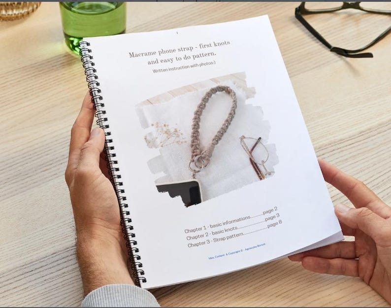 Peut inclure: Un livre &agrave; spirales intitul&eacute; "Macrame phone strap - first knots and easy to do pattern." Le livre pr&eacute;sente une lani&egrave;re de t&eacute;l&eacute;phone en macram&eacute; et des instructions. Les chapitres couvrent les informations de base, les n&oelig;uds et les motifs de lani&egrave;res.