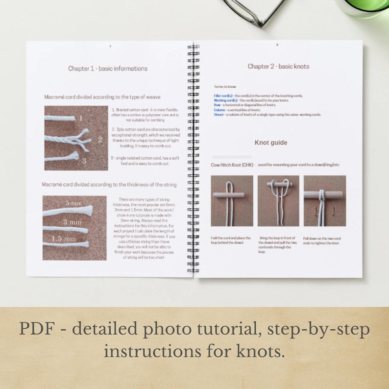Peut inclure: Livre ouvert &agrave; spirales avec des instructions de n&oelig;uds macram&eacute;. Les pages pr&eacute;sentent des sch&eacute;mas et du texte expliquant les diff&eacute;rents types de cordons macram&eacute; et les techniques de nouage. Le texte comprend "Chapitre 1 - informations de base" et "Chapitre 2 - n&oelig;uds de base".