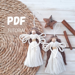 Può includere: Due ornamenti a forma di angelo fatti a mano con abiti bianchi e capelli castani. Gli angeli hanno aloni dorati e sono sospesi da fili bianchi. L'immagine include una stella di legno e bastoncini di cannella, e il testo "PDF TUTORIAL".