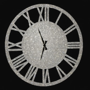 Puede incluir: Un gran reloj de pared redondo con una superficie brillante similar al cristal. El reloj presenta números romanos y manecillas negras que indican la hora. El diseño del reloj está sobre un fondo negro.