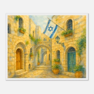 Puede incluir: Pintura a la acuarela de una escena callejera soleada en una ciudad antigua. Los edificios con puertas y ventanas arqueadas están construidos con piedra de color amarillo claro. Una bandera israelí azul y blanca cuelga de un edificio. También se ven plantas en macetas y una farola.