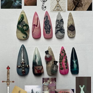 Puede incluir: Una colección de diseños de arte de uñas temáticos. Los diseños incluyen una serpiente verde, un rayo, una calavera y una serpiente, un colgante de las Reliquias de la Muerte y un mapa. Otros diseños incluyen una espada, una carta, botellas de pociones y una tarta de cumpleaños.