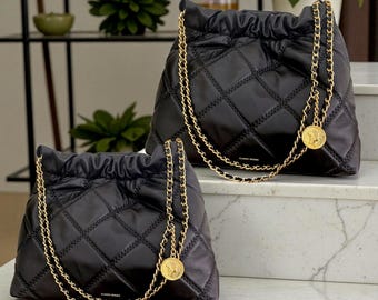 Quilted Leather Handbag with Gold Chain: Designer Shoulder Bag
