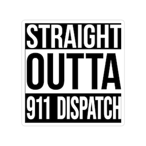 Puede incluir: Una pegatina cuadrada con las palabras "STRAIGHT OUTTA 911 DISPATCH" en negrita y mayúsculas negras. El texto está dispuesto en tres líneas, con "OUTTA" en un tamaño de fuente mayor. El fondo es blanco.