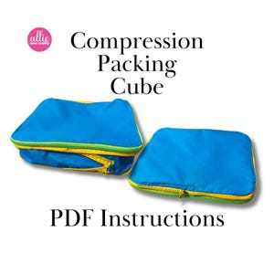 Può includere: Due cubi di imballaggio a compressione blu con finiture e cerniere gialle e verdi. Il testo "Compression Packing Cube" e "PDF Instructions" è visualizzato in nero.