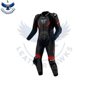 Puede incluir: Traje de carreras de motociclismo negro y rojo con acolchado protector en hombros, codos y rodillas. El traje tiene un diseño aerodinámico con cierre de cremallera y está hecho de un material duradero. El logotipo de Leatherhawks es visible en la parte superior izquierda.