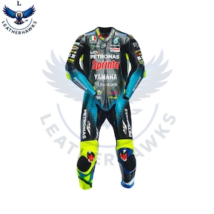 Könnte beinhalten: Ein schwarzer, türkis- und gelbfarbener Rennanzug mit dem Text "PETRONAS Sprinta YAMAHA" und der Nummer "46". Der Anzug hat mehrere Sponsorenlogos und ist für Motorradrennen konzipiert. Das Leatherhawks-Logo befindet sich in der oberen linken Ecke.