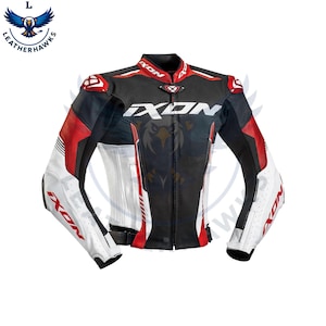 Puede incluir: Chaqueta de moto de cuero negro, rojo y blanco con la marca "IXON" en un lugar destacado. La chaqueta tiene cuello alto, hombros acolchados y mangas blancas perforadas. El logotipo de "Leatherhawks" está en la esquina superior izquierda.