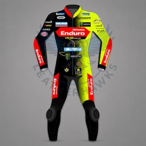 Könnte beinhalten: Ein schwarzer und gelber Rennanzug mit roten Akzenten. Der Anzug zeigt Sponsorenlogos wie "Enduro", "Pertamina" und "Monster". Er hat Knieschützer und ist für Motorradrennen konzipiert.