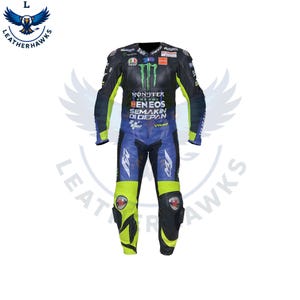 Könnte beinhalten: Ein schwarzer, blauer und neongrüner Motorradrennanzug mit Sponsorenlogos. Der Anzug hat ein Monster Energy-Logo auf der Brust und den Text "ENEOS SEMAKIN DI DEPAN". Der Anzug hat Schutzpolster an Knien und Ellbogen.