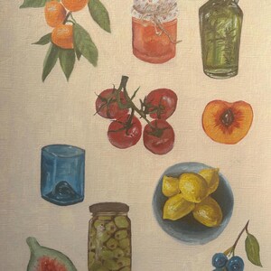 Op de afbeelding: Een olieverfschilderij met diverse voedingsmiddelen. Het bevat een tak met sinaasappels, een pot jam, een groene glazen fles, een tros tomaten, een perzikhelft, een blauw glas, een pot olijven, een vijgenhelft, een kom citroenen en bosbessen.