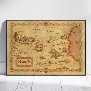 Può includere: Una mappa incorniciata di Narnia, con un'estetica vintage. La mappa presenta uno sfondo beige e illustrazioni dettagliate della terra immaginaria. La mappa include il testo "Narnia" in una cornice decorativa, con un bordo nero.