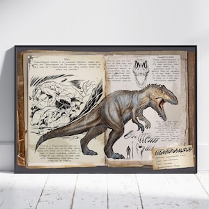 Può includere: Stampa incorniciata con un'illustrazione dettagliata di un dinosauro Giganotosaurus. L'opera d'arte è ambientata su uno sfondo di carta invecchiata con note e schizzi scritti a mano, creando un'estetica vintage. Il dinosauro è raffigurato in tonalità di grigio e marrone.