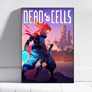 Może przedstawiać: Oprawiony plakat z grą wideo "Dead Cells". Grafika przedstawia postać z płonącą głową i niebieskim strojem, trzymającą świecącą kulę i miecz. Tło przedstawia sylwetkę zamku na tle fioletowo-pomarańczowego nieba.