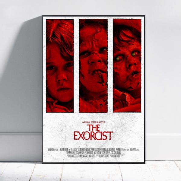 Puede incluir: Un póster de película rectangular para The Exorcist con tres paneles verticales que muestran el rostro de un niño en diversos estados de angustia con iluminación roja intensa. El título aparece en rojo sobre créditos en blanco.