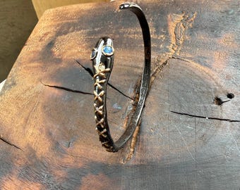 Bracciale rigido in argento sterling rodiato nero, dettaglio in oro 18 carati, inserto in diamante.