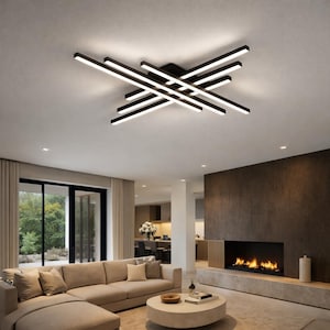 Puede incluir: Lámpara de techo negra moderna con barras rectangulares que se cruzan y luces LED blancas integradas. La lámpara está montada en un techo blanco en un salón contemporáneo.