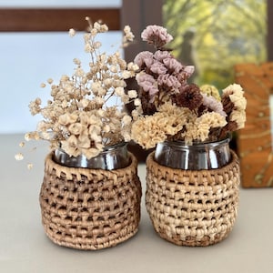 Cesta de fibra de plátano hecha a mano sobre un tarro de cristal reciclado: maceta multiusos o portavelas hecha a mano en las Azores.