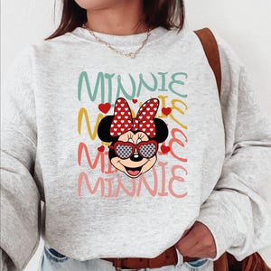 Sudadera de Minnie Mouse para San Valentín, sudadera con gafas de sol de Minnie Mouse con forma de corazón, suéter para regalo de Minnie, suéter para viaje familiar de Disney imagen 2