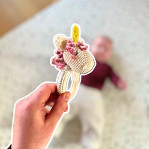 Gehäkelte Pferderassel Amigurumi – Handgemachtes Babyspielzeug – Einzigartiges Babygift – Rassel mit Pferdekopf – Geschenk zur Geburt