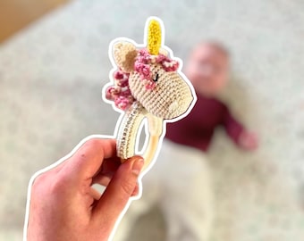 Sonajero de caballo amigurumi de ganchillo – Juguete para bebé hecho a mano – Regalo único para baby shower – Sonajero con cabeza de caballo – Regalo para baby shower