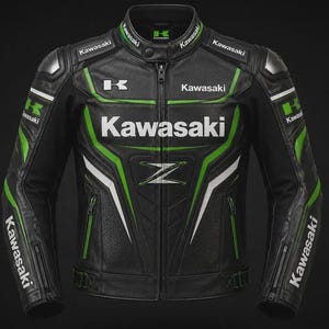 Può includere: Una giacca da moto in pelle nera con dettagli verdi e bianchi, una cerniera frontale a tutta lunghezza e il logo Kawasaki stampato sul petto, sul colletto e sulle maniche. Il design include un emblema Z e pannelli in pelle traforata.