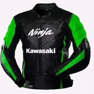 Può includere: Giacca da moto nera e verde con la scritta bianca "Ninja Kawasaki". La giacca presenta inserti verdi sulle spalle e sulle maniche. La giacca è realizzata in materiale similpelle.