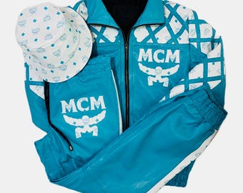 MCM Blau Weiss Leder Authentisch Trainingsanzug Herren Jacke, Hose, und Mütze 3-Teilig Set Custom