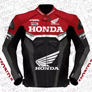 Pode incluir: Uma jaqueta de motocicleta Honda preta, vermelha e cinza. A jaqueta apresenta o logotipo e o texto da Honda em branco no peito e nas mangas. A jaqueta tem fecho de zíper e é projetada para andar de motocicleta.