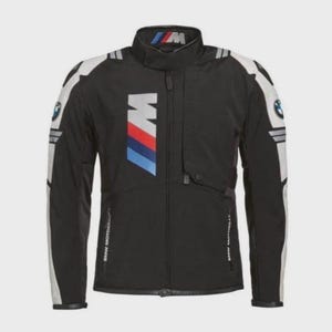 Pode incluir: Um blusão de motociclismo preto com painéis brancos nas mangas e ombros. A frente apresenta um logótipo vertical BMW M em azul, roxo e vermelho. O logótipo BMW Motorrad é visível nas mangas superiores e a gola interior tem a marca M.