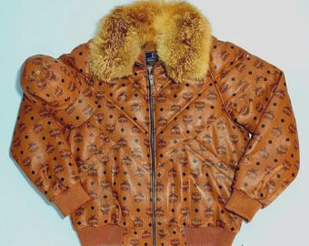 Giacca in pelle vintage MCM Monogram con collo in pelliccia – Giacca bomber marrone firmata