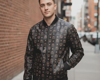 Herren Bomberjacke aus schwarzem Leder: MCM-Monogramm, klassischer Stil