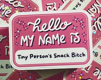Pegatina divertida para mamá / "Hola, me llamo Tiny Person's Snack B*tch" / Pegatina con humor para padres / Portátil / Resistente al agua y fácil de despegar / Para adultos